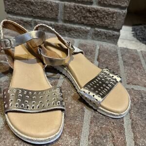Sesto Meucci Zammy Perforated Wedge Sandal Platino Size 8